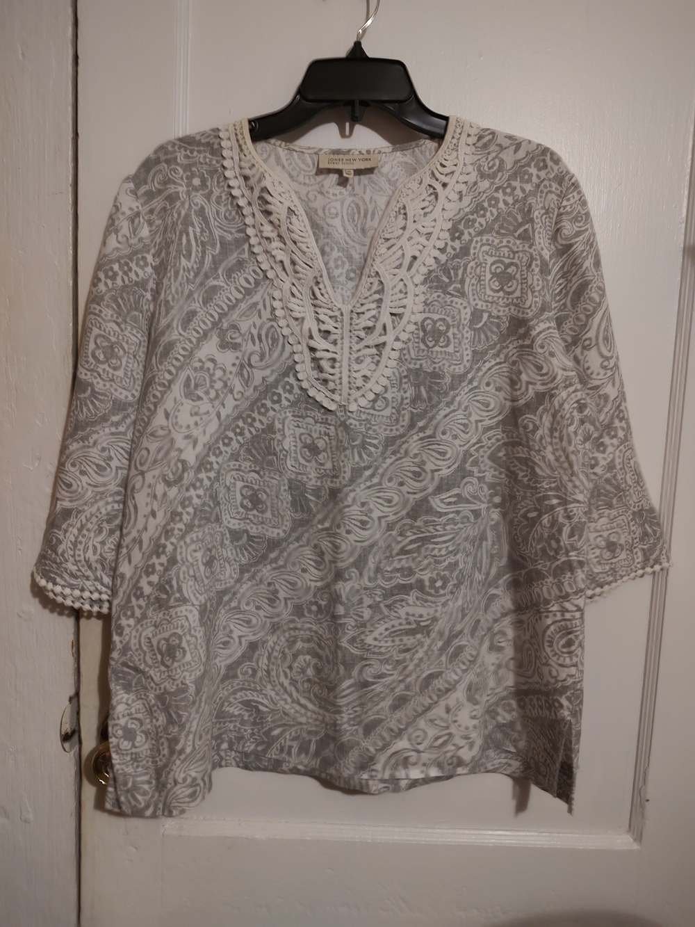 Jones New York Gray and White Paisley Tunic Top
